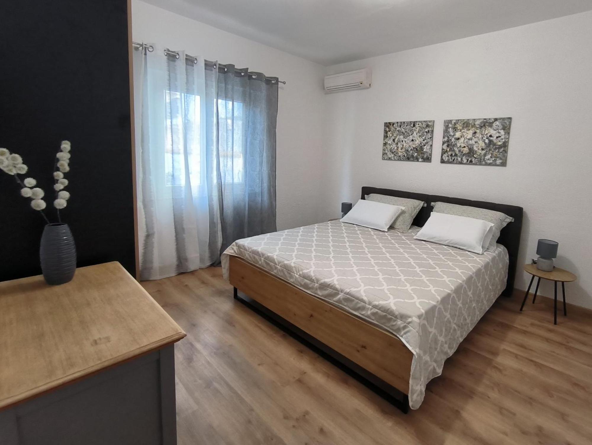 Tihana-ground Floor With Large Terrace * Makarska